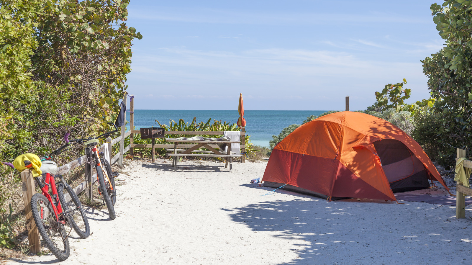 Un lac pittoresque dans la Sierra Nevada en Californie possède de beaux terrains de camping au bord de l'eau