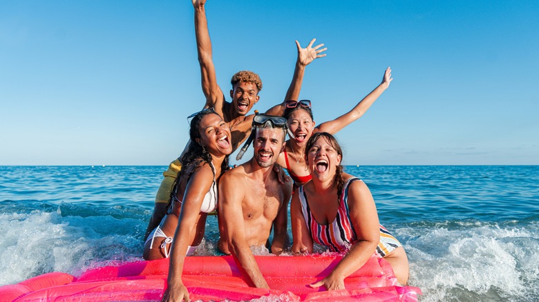 groupe d'amis dans l'océan