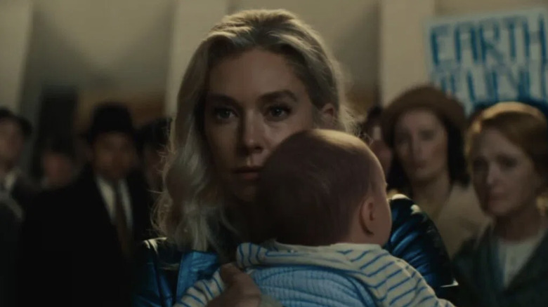 Sue et Franklin dans la foule dans Fantastic Four: First Steps