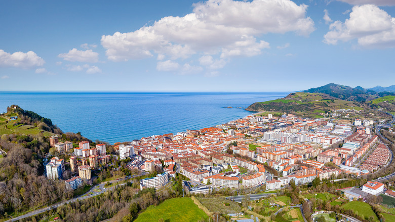 Horizon de la ville espagnole avec vue sur la mer