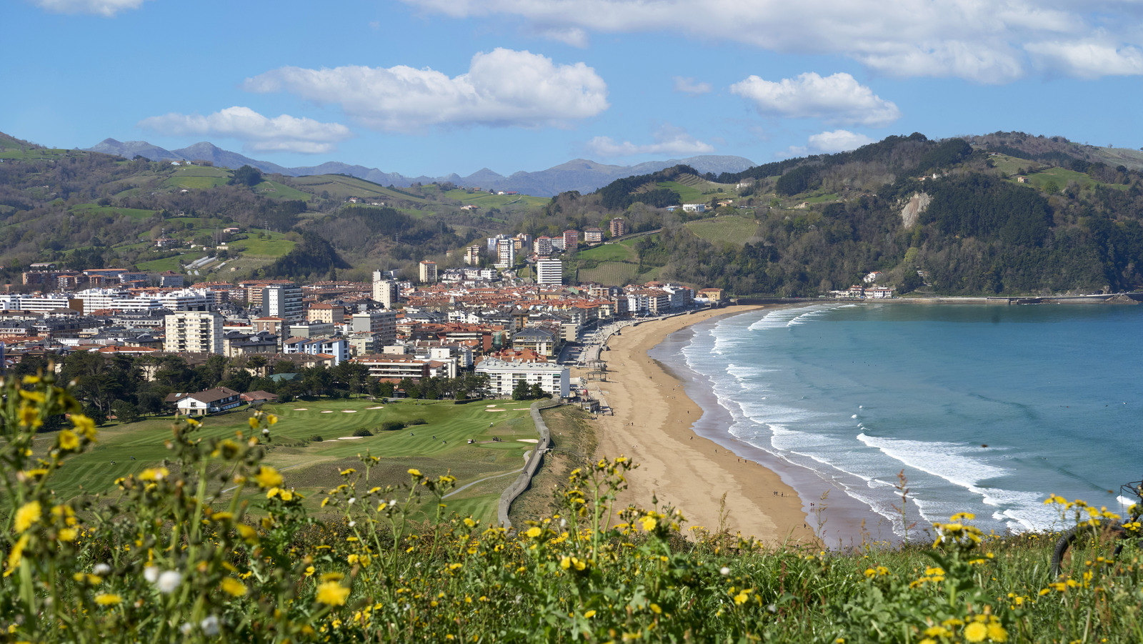 Cette magnifique ville côtière d'Espagne est l'une des destinations de surf convoitées d'Europe