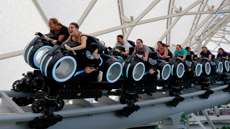 Les invités roulant Tron Lightcyle Run à Magic Kingdom