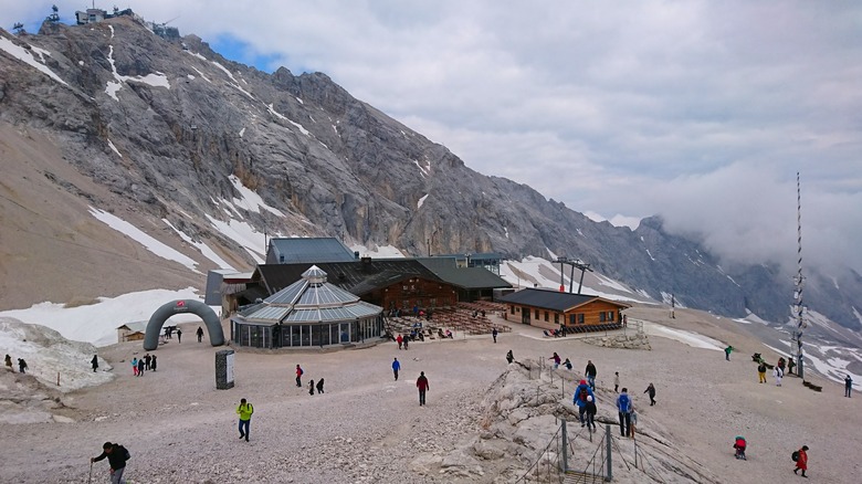 Astuce au sommet de la montagne avec des sièges de restaurant extérieur et des gens qui se promènent