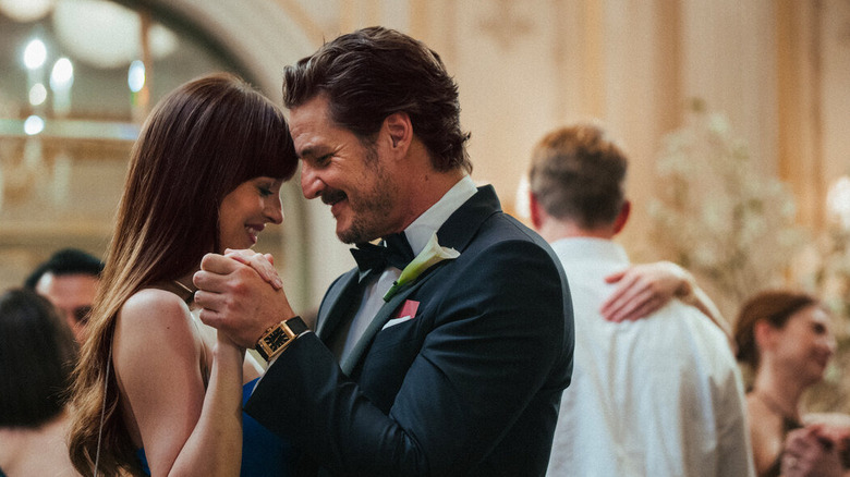 Harry et Lucy dansent toute la nuit dans les matérialistes