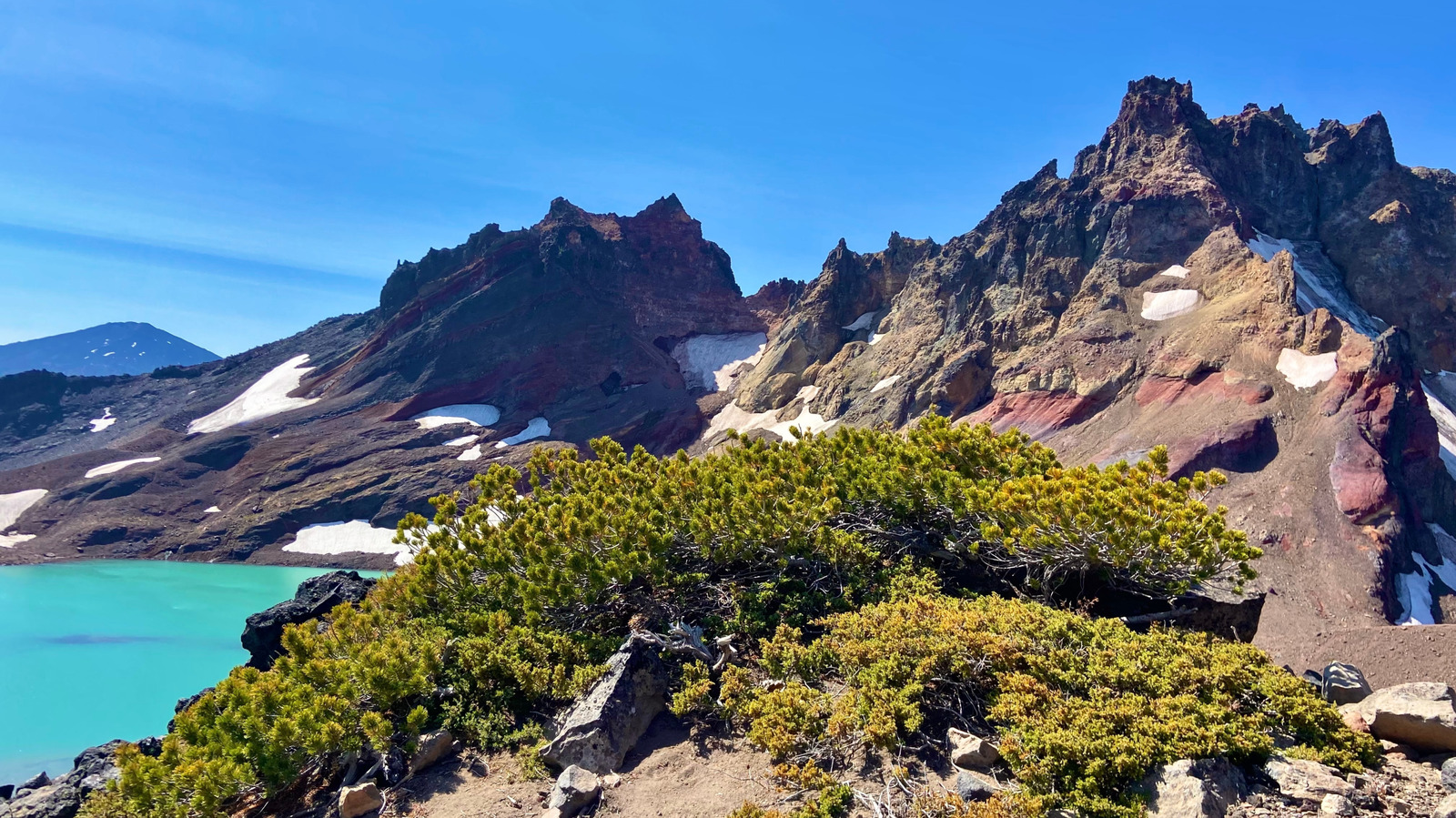 Un sentier de randonnée pittoresque en Oregon mène à un magnifique lac glaciaire turquoise sans nom