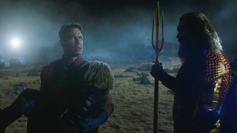 John Cena en tant que pacificateur et Jason Momoa en tant qu'Aquaman sur Peacemaker