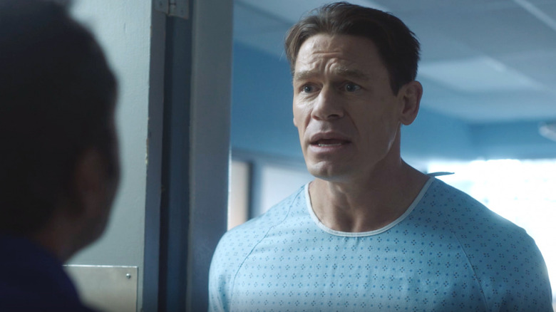 John Cena en tant que Christopher Smith qui a l'air incrédule sur Peacemaker