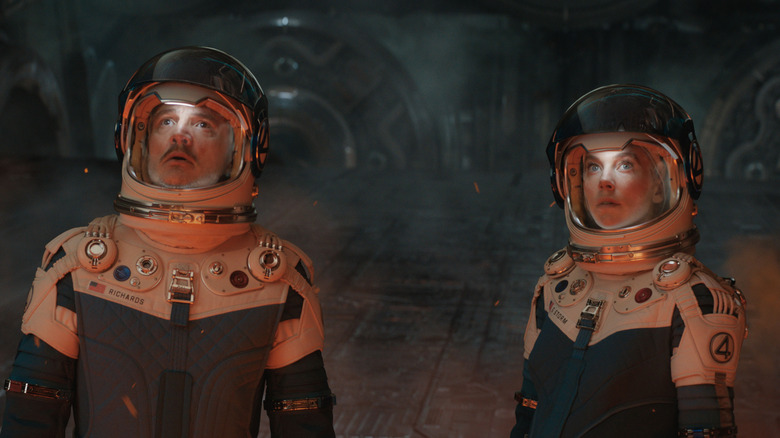 Reed Richards et Sue Storm en équipement spatial complet et casques en regardant Galactus dans les Fantastic Four: First Steps