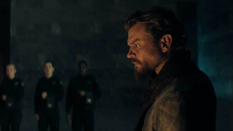 La mule (pilou asbæk) montré du côté dans une pièce faible éclairée