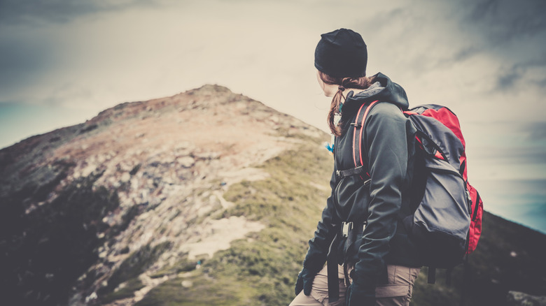 Femme Rackpacker fixant un sommet sur la boucle Pemi