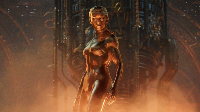 Fantastic Four: Premiers pas - Julia Garner alors que le surfeur en argent planant au-dessus de l'usine fondant sur le navire de Galactus