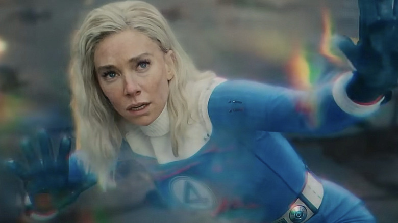 Fantastic Four: Premiers pas - Vanessa Kirby en tant que Sue Storm / The Invisible Woman s'efforçant tout en projetant des champs de force