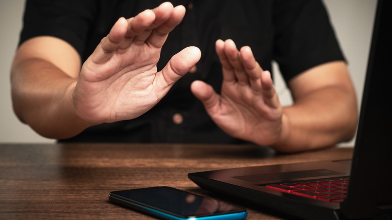 Personne refusant d'utiliser des appareils électroniques