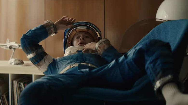 Johnny est un peu trop confortable dans sa combinaison spatiale dans les Fantastic Four: First Steps