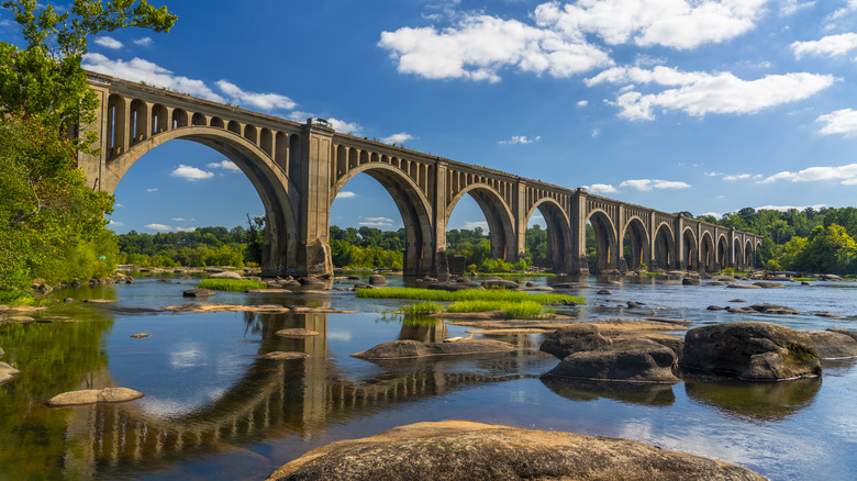 Un pont à Richmond, en Virginie, sur la rivière James