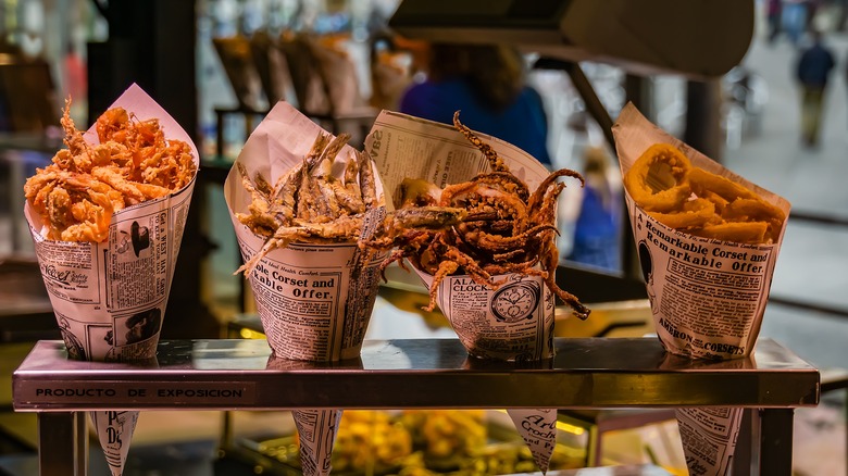 CONES FAIT DES JOURNALES TENIR JOUR