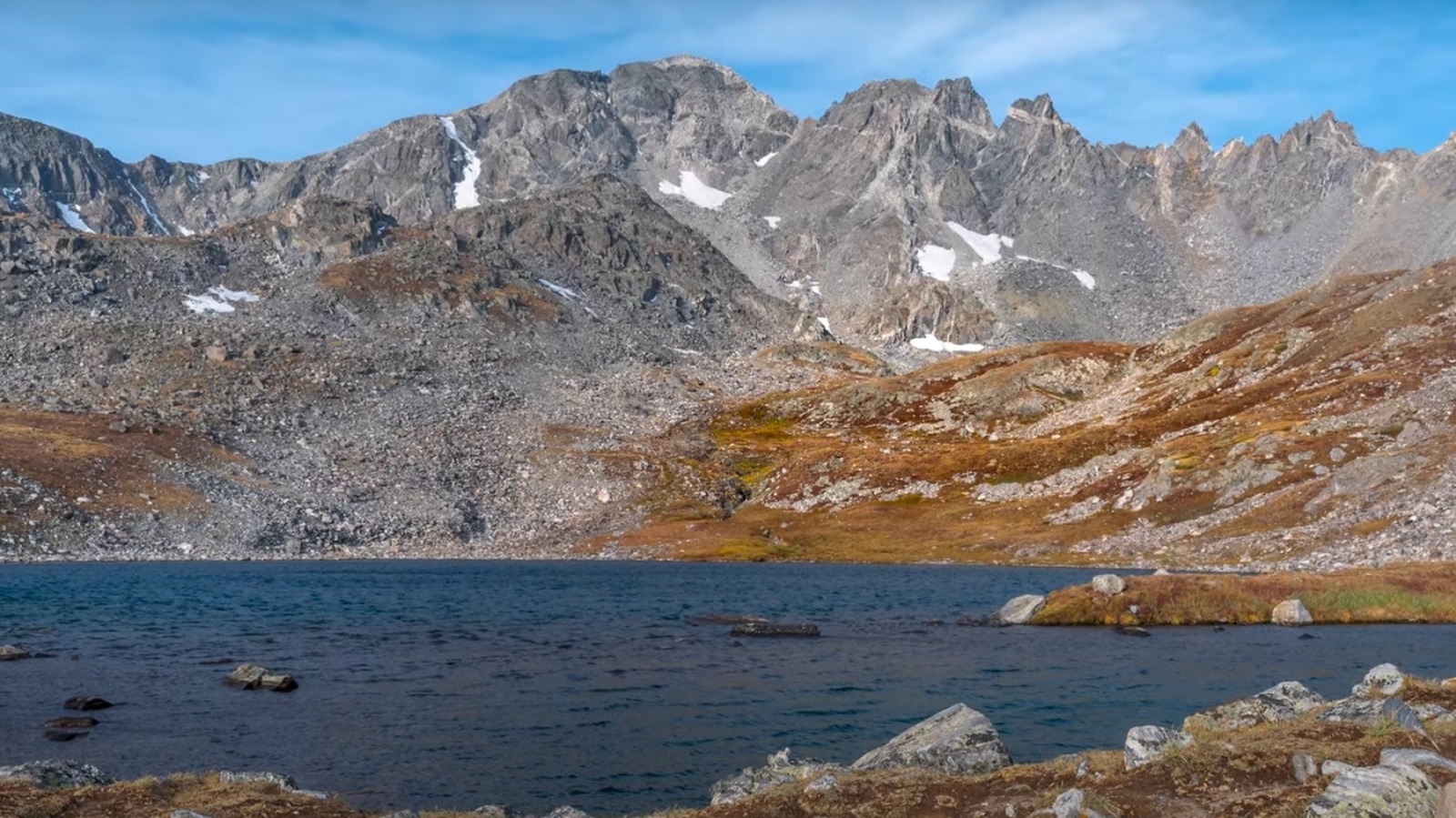 Une randonnée difficile mène au lac le plus élevé des États-Unis avec une vue imprenable sur alpine