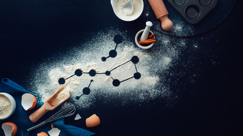 La nourriture est disposée sur une planche à découper avec le contour d'une constellation dessinée en farine