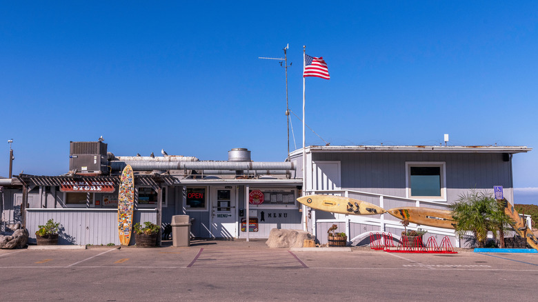 Un magasin d'océan avec des planches de surf décoratives et un drapeau américain.