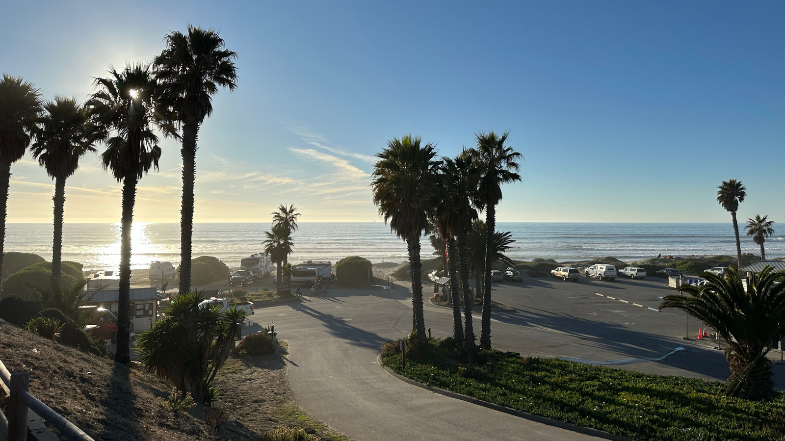 Une magnifique plage le long de la côte californienne se vante relaxante de camping en bord de mer