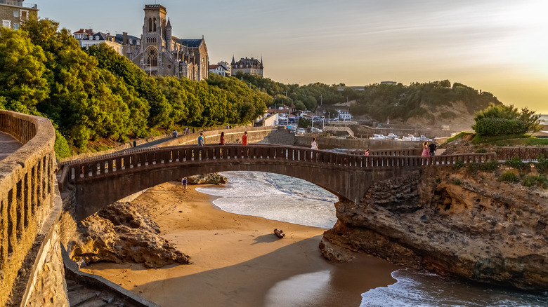 Bridge en pierre sur la plage de sable à Biarritz France