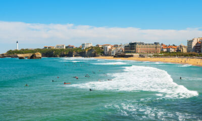 Une charmante ville balnéaire connue sous le nom de «Capital de surf de France» possède des plages impressionnantes