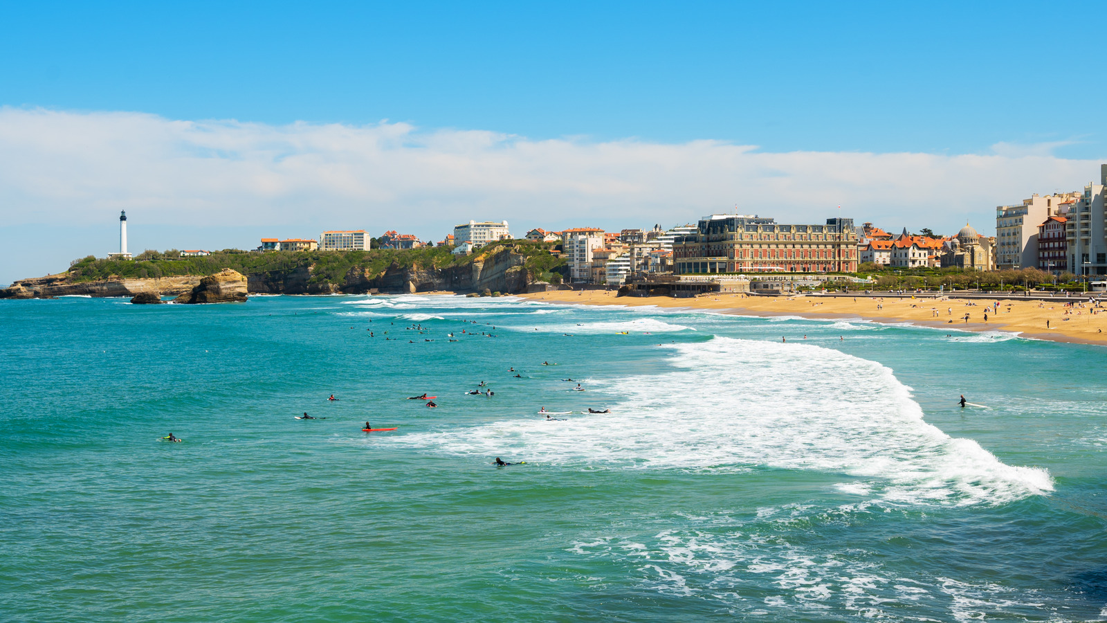 Une charmante ville balnéaire connue sous le nom de «Capital de surf de France» possède des plages impressionnantes