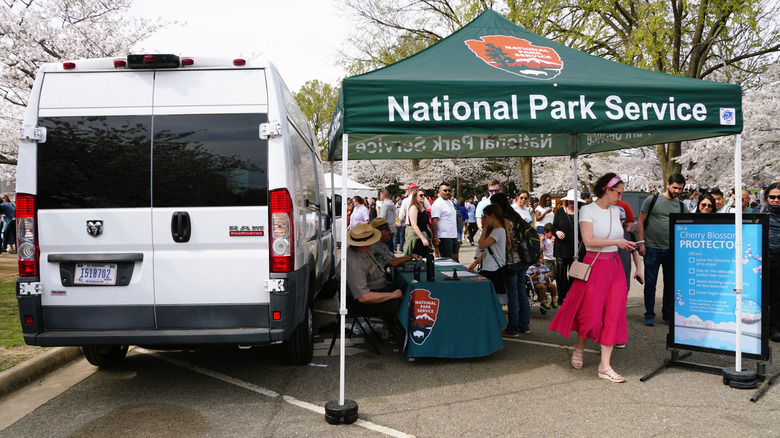 Van avec tente d'information, personnes