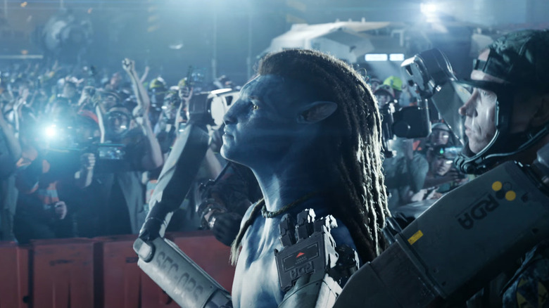 Jake appréhendé par la RDA comme les spectateurs regardent dans Avatar: Fire and Ash