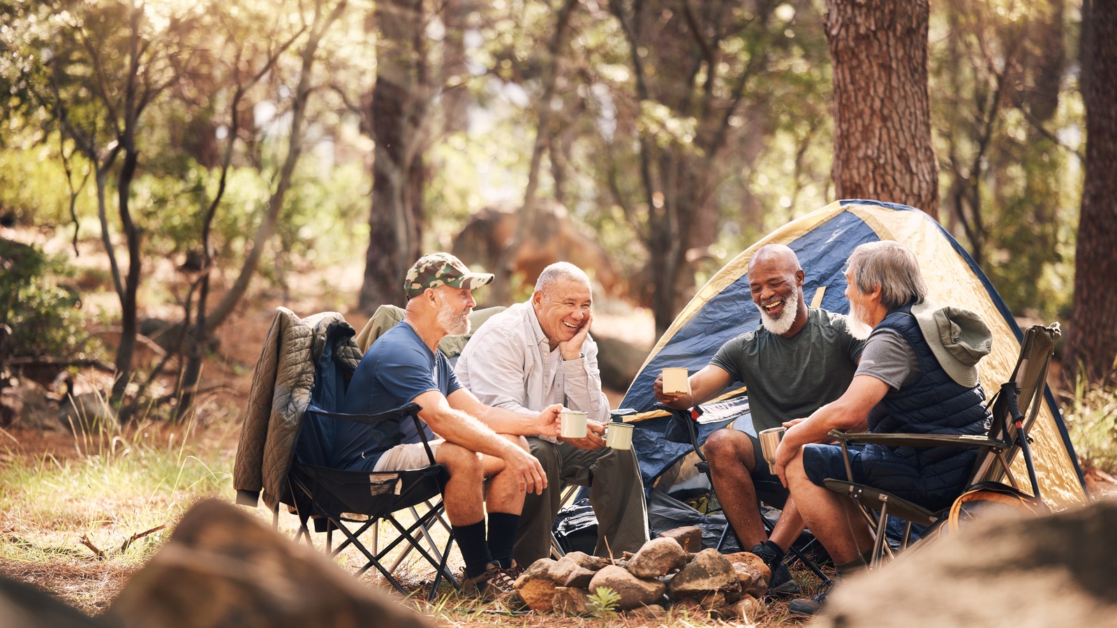 Utilisez ce piratage de nouilles de piscine pour rendre instantanément vos chaises de camping plus confortables