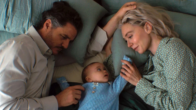 Reed Richards et Sue Storm se trouvent au lit avec leur bébé, Franklin, dans The Fantastic Four: First Steps