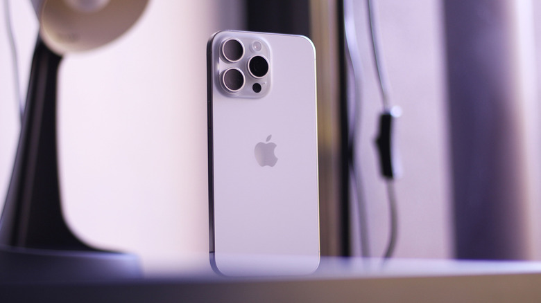 iPhone 15 Pro Max en blanc