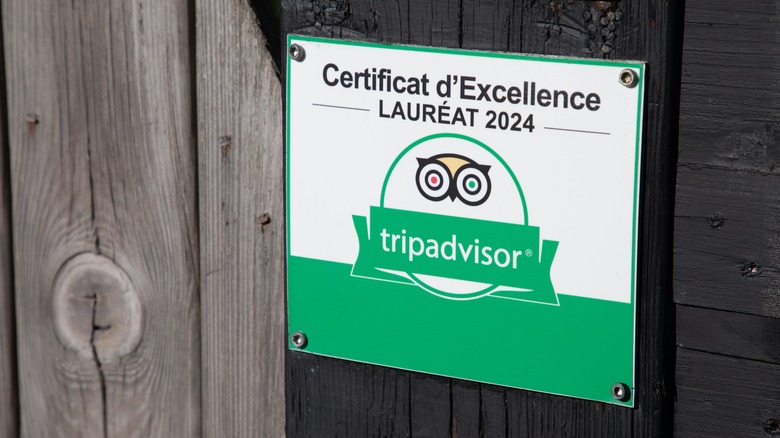 Certificat d'excellence TripAdvisor sur le devant d'un restaurant