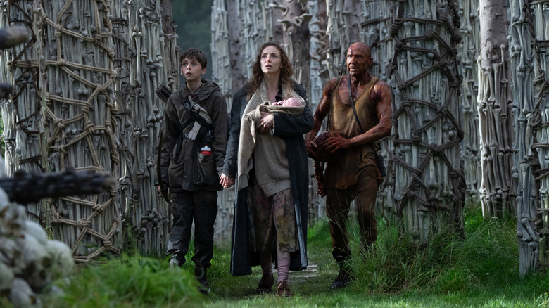 Spike (Alfie Williams), Isla (Jodie Comer) et le Dr Kelson (Ralph Fiennes) se tenaient au milieu d'un temple fait d'os dans 28 ans plus tard