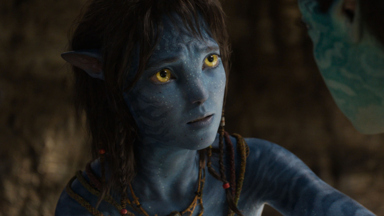 Kiri a l'air inquiet dans Avatar: Feu et cendre