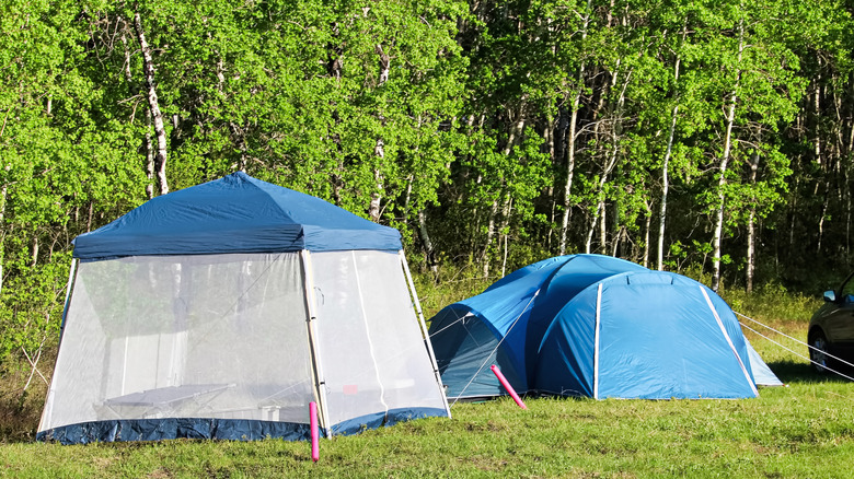 Tente de camping et une maison d'écran