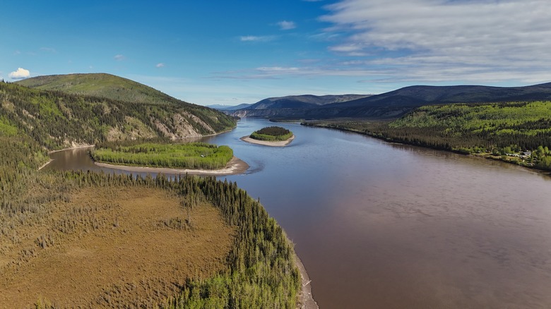Grande rivière vaste en Alaska