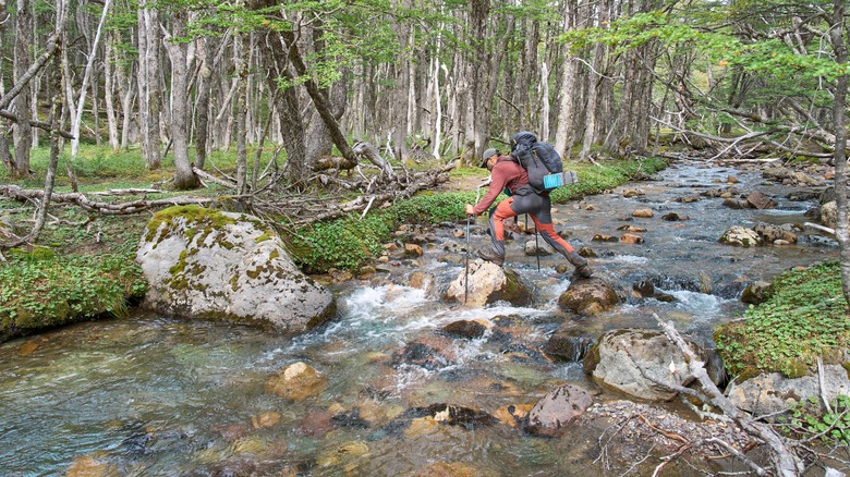 randonneur traversant une rivière