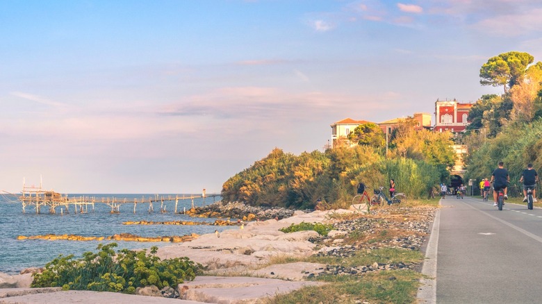 Chemin piéton avec les cyclistes et les marcheurs à côté de la mer