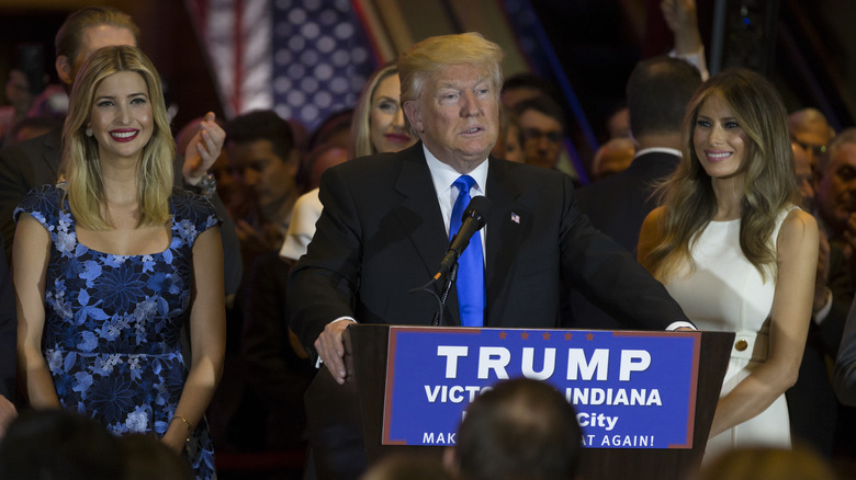 Melania Trump et Ivanka Trump se trouvent Donald Trump alors qu'il parle sur un podium