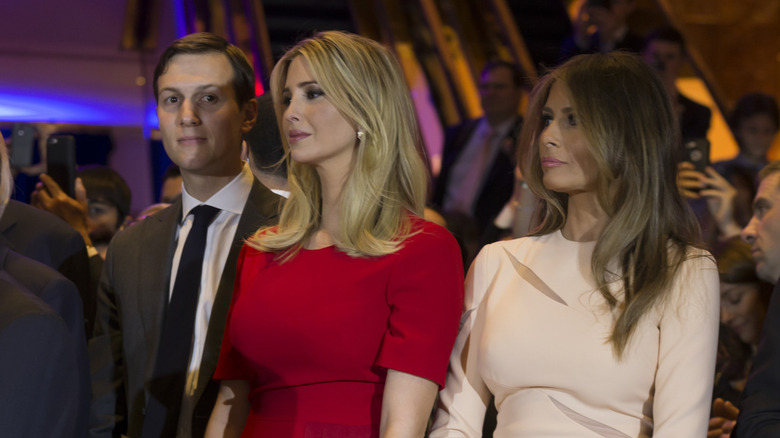 Melania et Ivanka Trump se tenant côte à côte avec Jared Kushner en arrière-plan