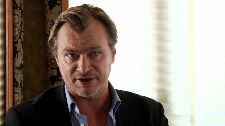 Christopher Nolan donnant une interview dans le documentaire côte à côte