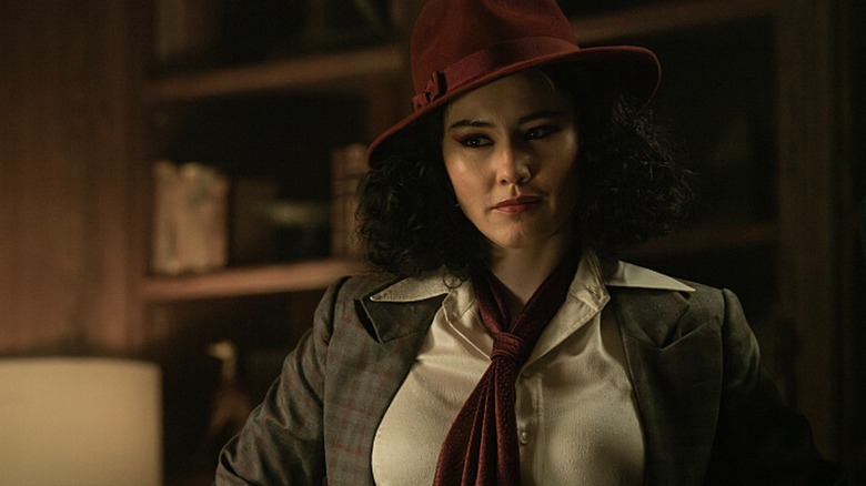 Christina Chong en tant que La'an aka Amelia Moon est posée dans les vêtements de détective du 20e siècle dans Star Trek: Strange New Worlds