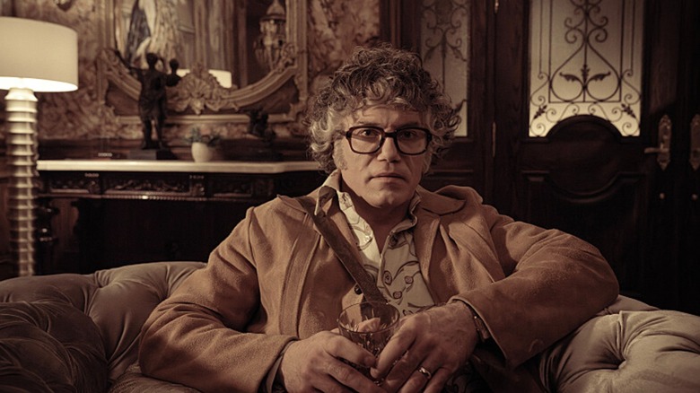 Anson monte en tant que Captain Pike, comme Tk Bellows, allaitait un verre à Star Trek: Strange New Worlds