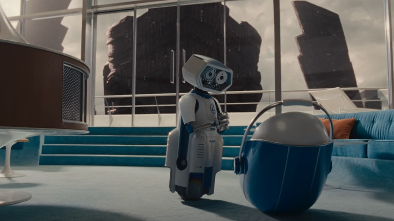 Galactus de Ralph Ineson se profile sur Herbie et Franklin Richards de Matthew Wood dans Fantastic Four: First Steps