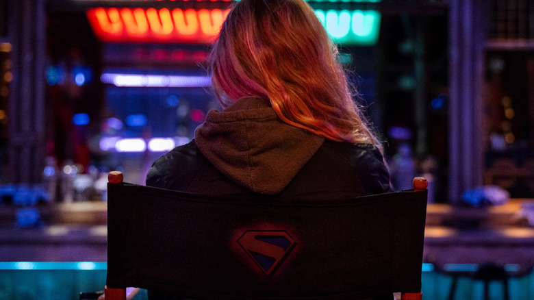 Milly Alcock assis sur l'ensemble Supergirl