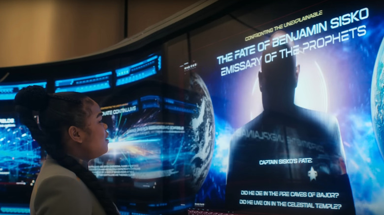 Kerrice Brooks en tant que cadet de Starfleet Sam en regardant un épisode du musée de Benjamin Sisko d'Avery Brooks à Starfleet Academy