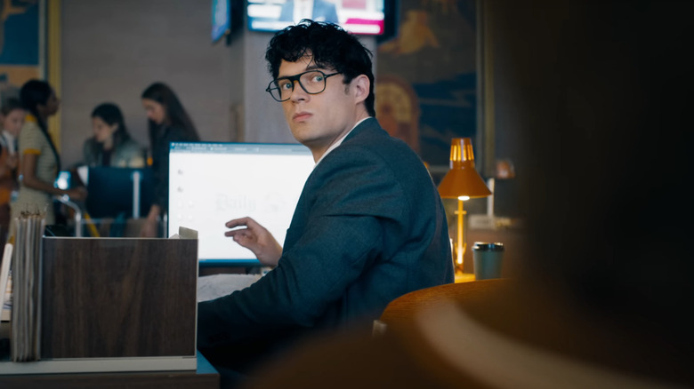 Clark Kent dans des lunettes se retournant à son bureau à la planète Daily à Superman