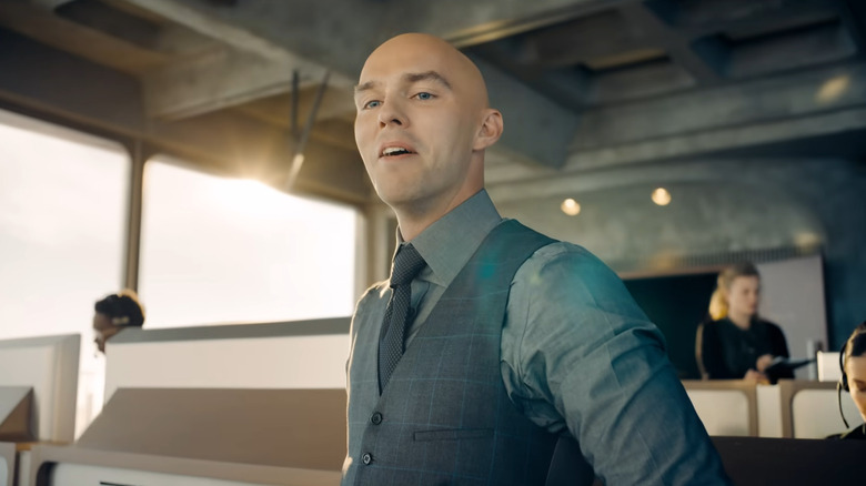 Lex Luthor rine sur quelque chose de hors écran dans Superman
