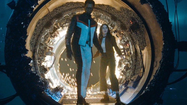 Monsieur Terrific et Lois Lane sortant d'un portail dans Superman 2025